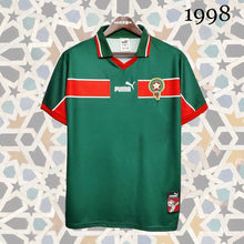 Lade das Bild in den Galerie-Viewer, KLASSISCH | Marokkanisches Fußball-T-Shirt 1998 ~ rot
